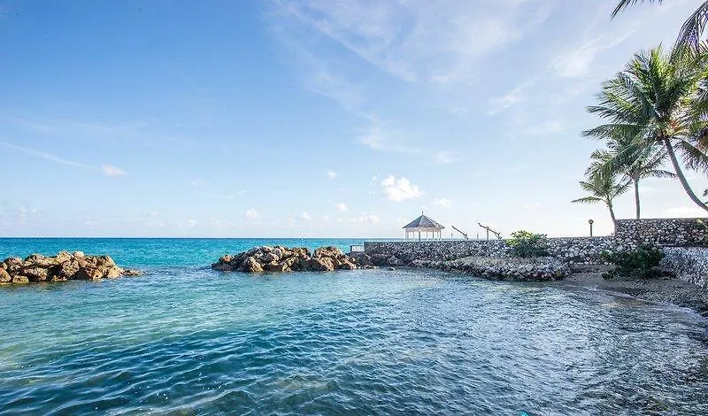 אוצ'ו ריוס Idyllic Beachfront Condo