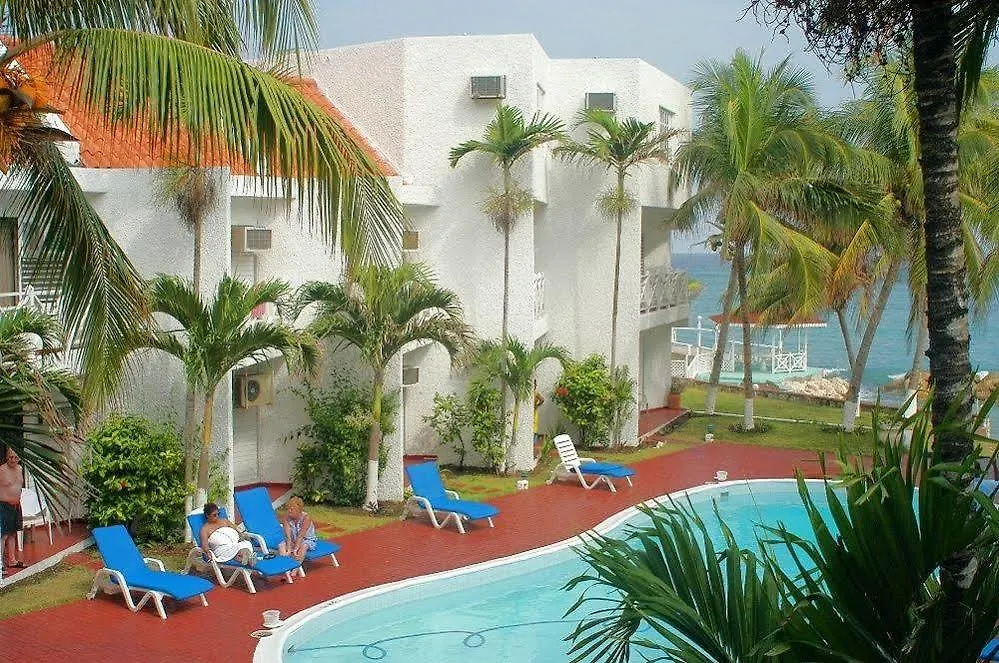 Idyllic Beachfront Condo Ocho Rios Apartment